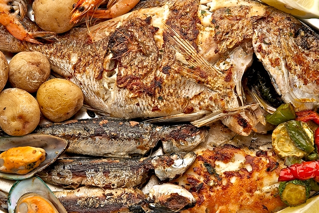Parrillada de pescado y mariscos con papas  arrugadas y verduras
